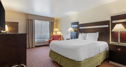 Best Western Parsons Inn Room Type - Accessible - 1 Queen, Mobility Accessible, Roll In Shower, Microwave And Mini-Refrigerator, Wi-Fi, N Best Western Parsons Inn Room Type - Accessible - 1 Queen, Mobility Accessible, Roll In Shower, Microwave And Mini-Refrigerator, Wi-Fi, N