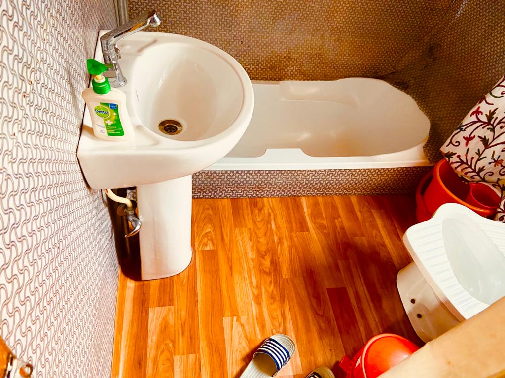 ROYAL SOVEREIGN GROUP OF HOUSEBOAT - Tap to explore photos