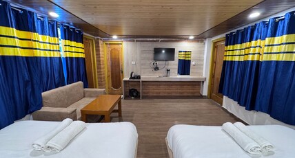 Hotel RL Dreamland Room Type - Super Deluxe Four Bed with balcony and forest view