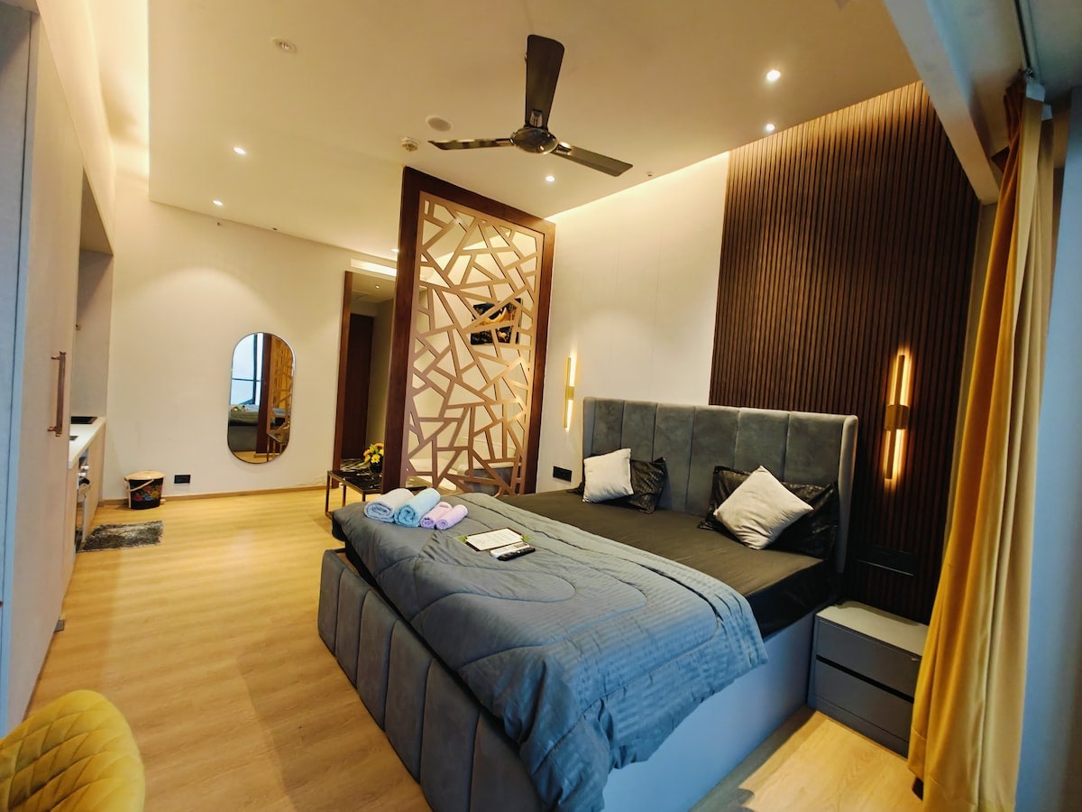 Luxurious studio with balcony - Tap to explore photos