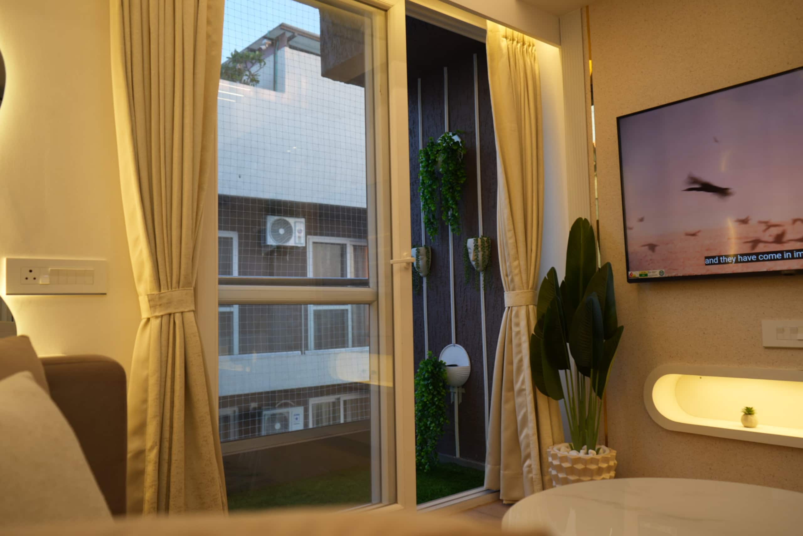AeroLuxe Suite |5 min from Airport |Premium Studio - Tap to explore photos