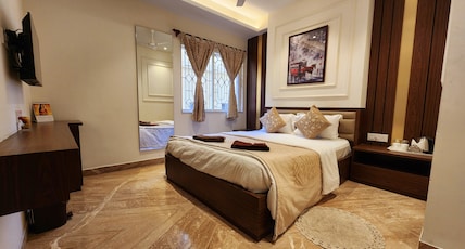 EENNRA ARAMMBAGH Room Type - Super Deluxe Room