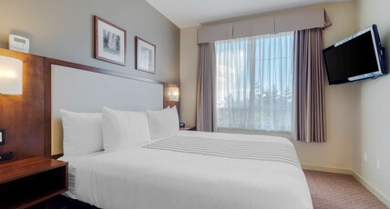 Best Western Plus Chemainus Inn Room Type - Suite-1 King 1 Queen, Non-Smoking, Sofabed, Kitchenette, Microwave And Refrigerator, Wi-Fi, Full Bre Best Western Plus Chemainus Inn Room Type - Suite-1 King 1 Queen, Non-Smoking, Sofabed, Kitchenette, Microwave And Refrigerator, Wi-Fi, Full Bre