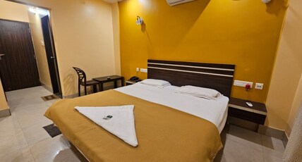Dev Bhumi 200M From Marine Drive Sea Beach Room Type - Deluxe AC Room