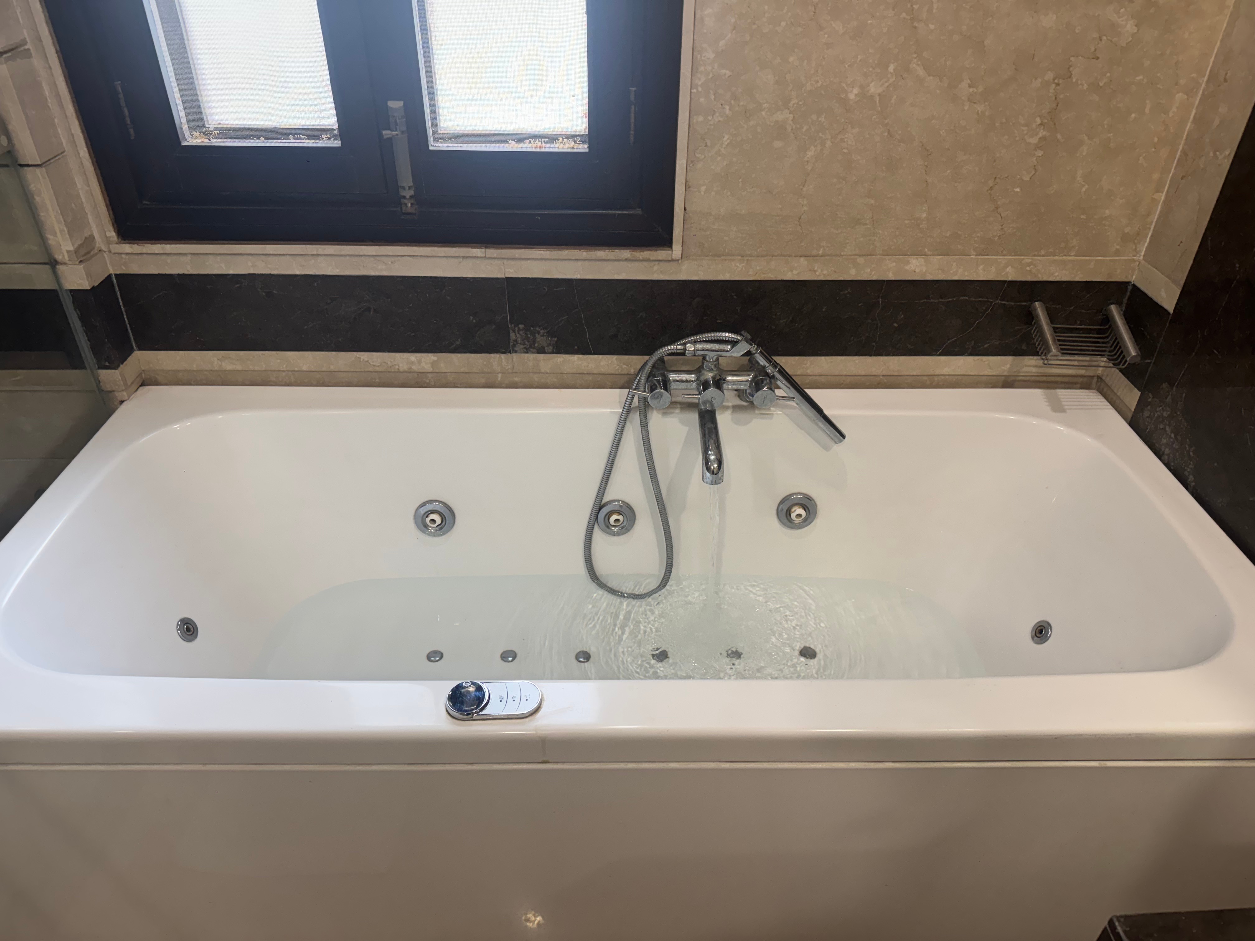 Gazebo Inn & Suites Medanta Medicity - Tap to explore photos