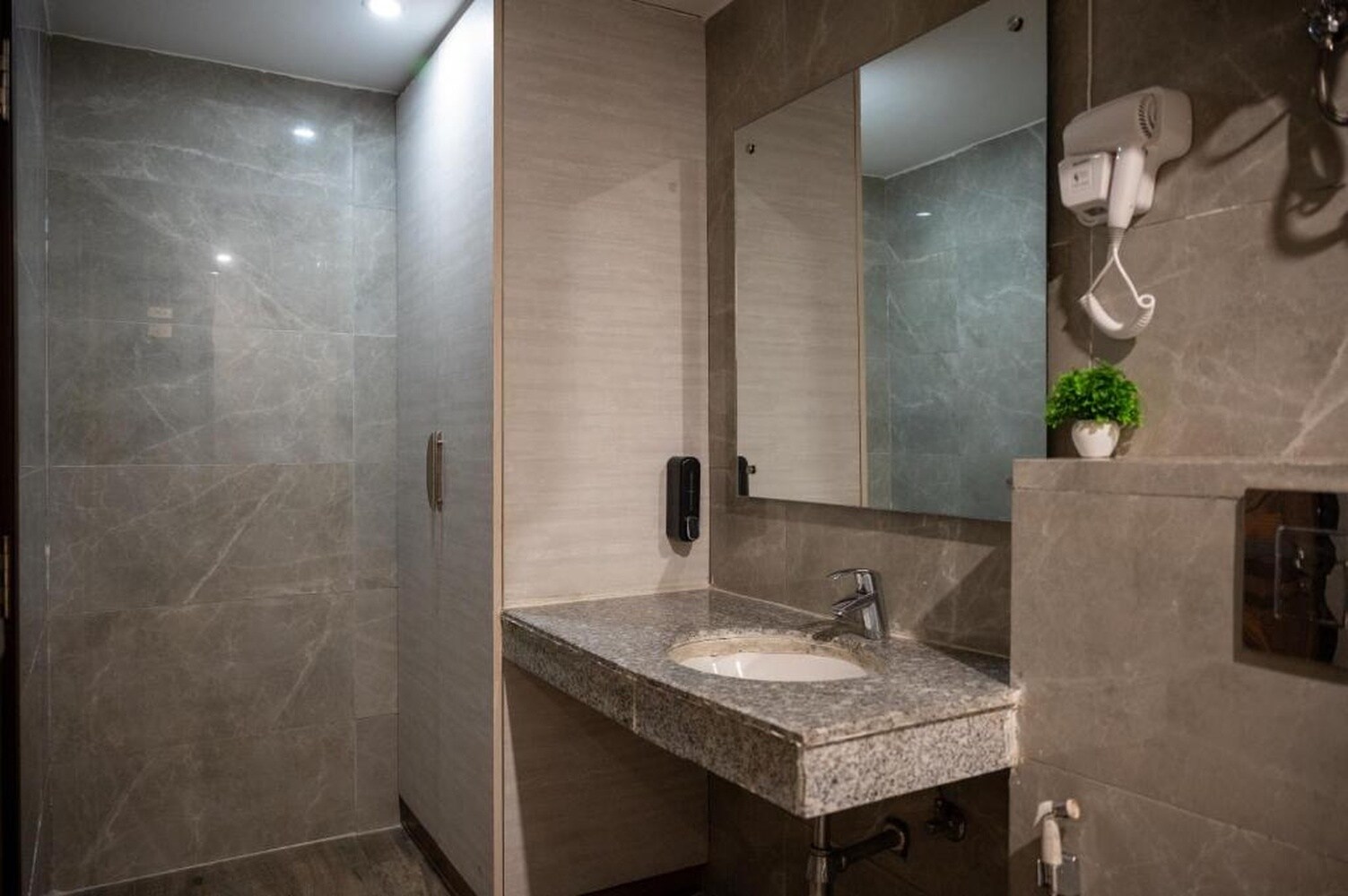 Hotel Imperial Stayz Sector 42 - Tap to explore photos