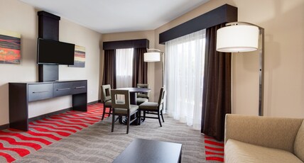 Holiday Inn Express Naples Downtown 5th Avenue Room Type - 1 Bedroom Suite