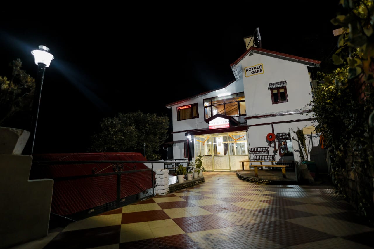 Hotel The Royale Oaks 5 min. level Walk to Mall Road - Tap to explore photos