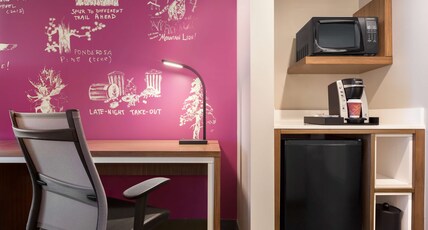 HILTON GARDEN INN BOULDER CO Room Type - 1 CRNR KG W DRINKS-SNACKS