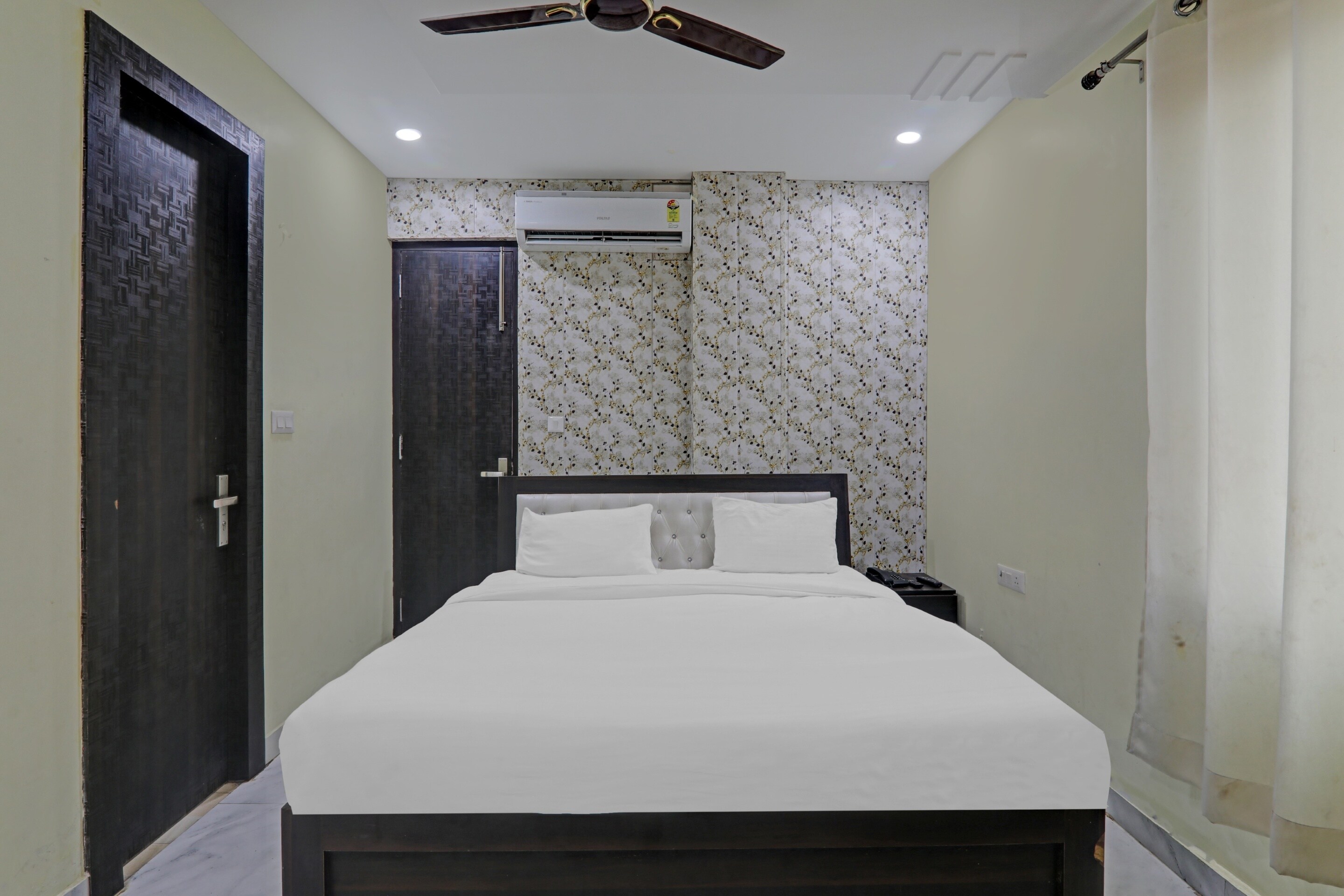 Collection O SRG - Tap to explore photos