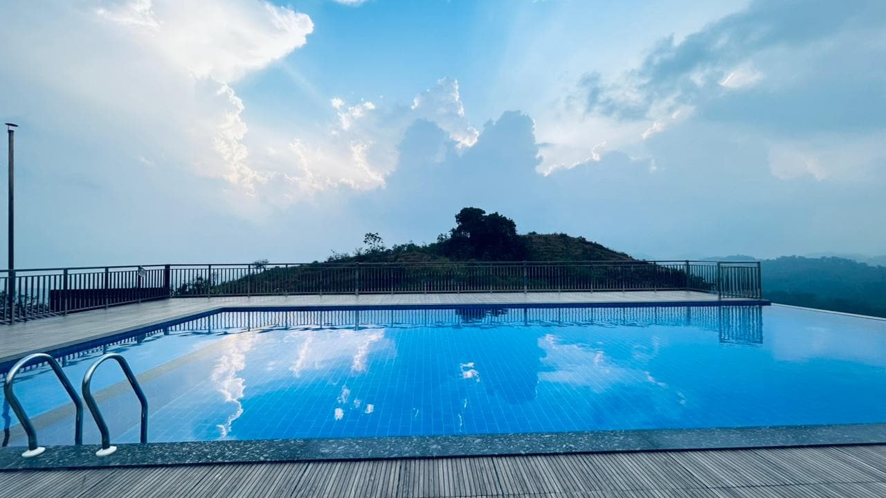 Hazy Heights 360 - Tap to explore photos