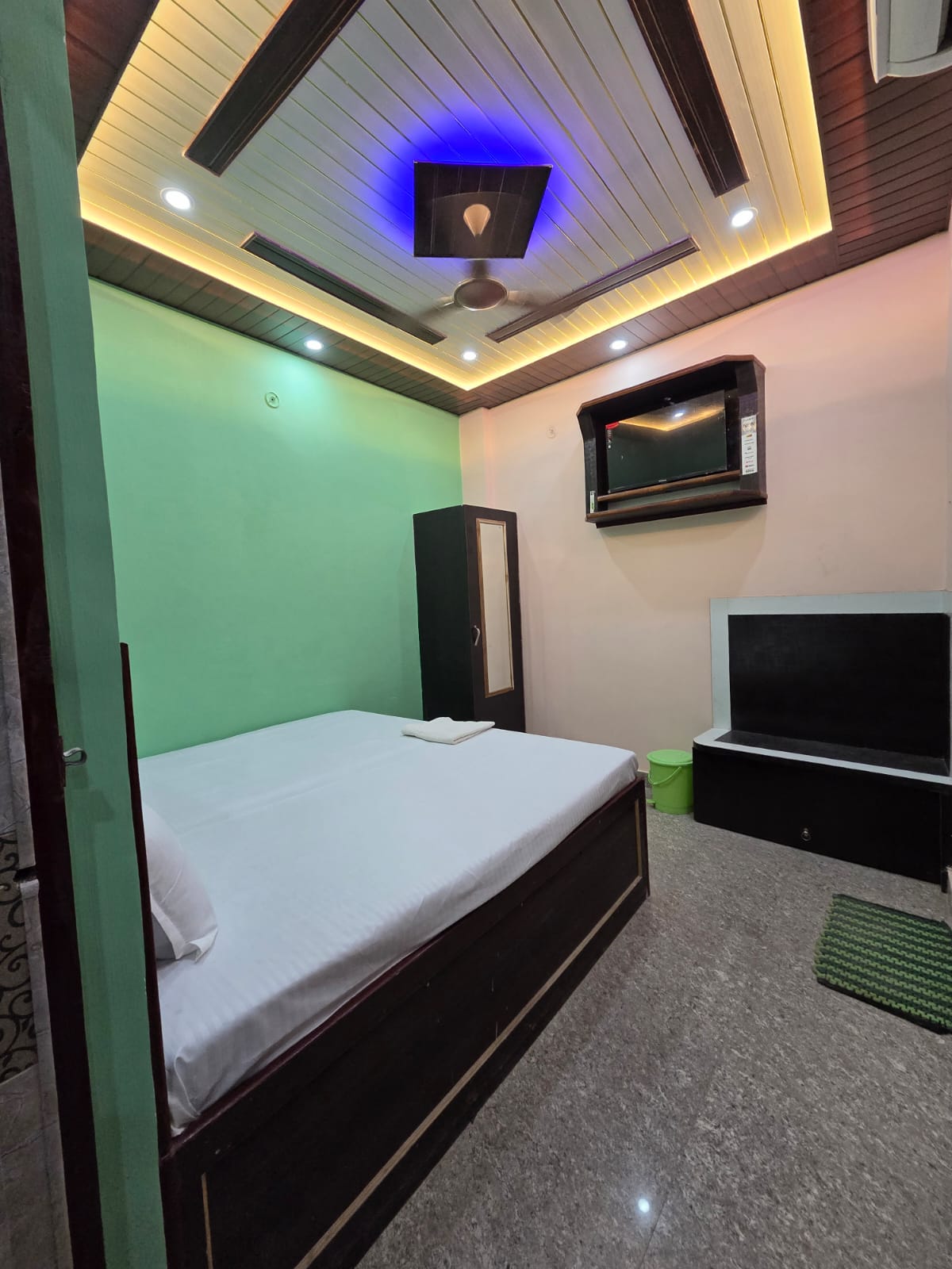 A P BANARAS PAYING GUEST HOUSE - Tap to explore photos