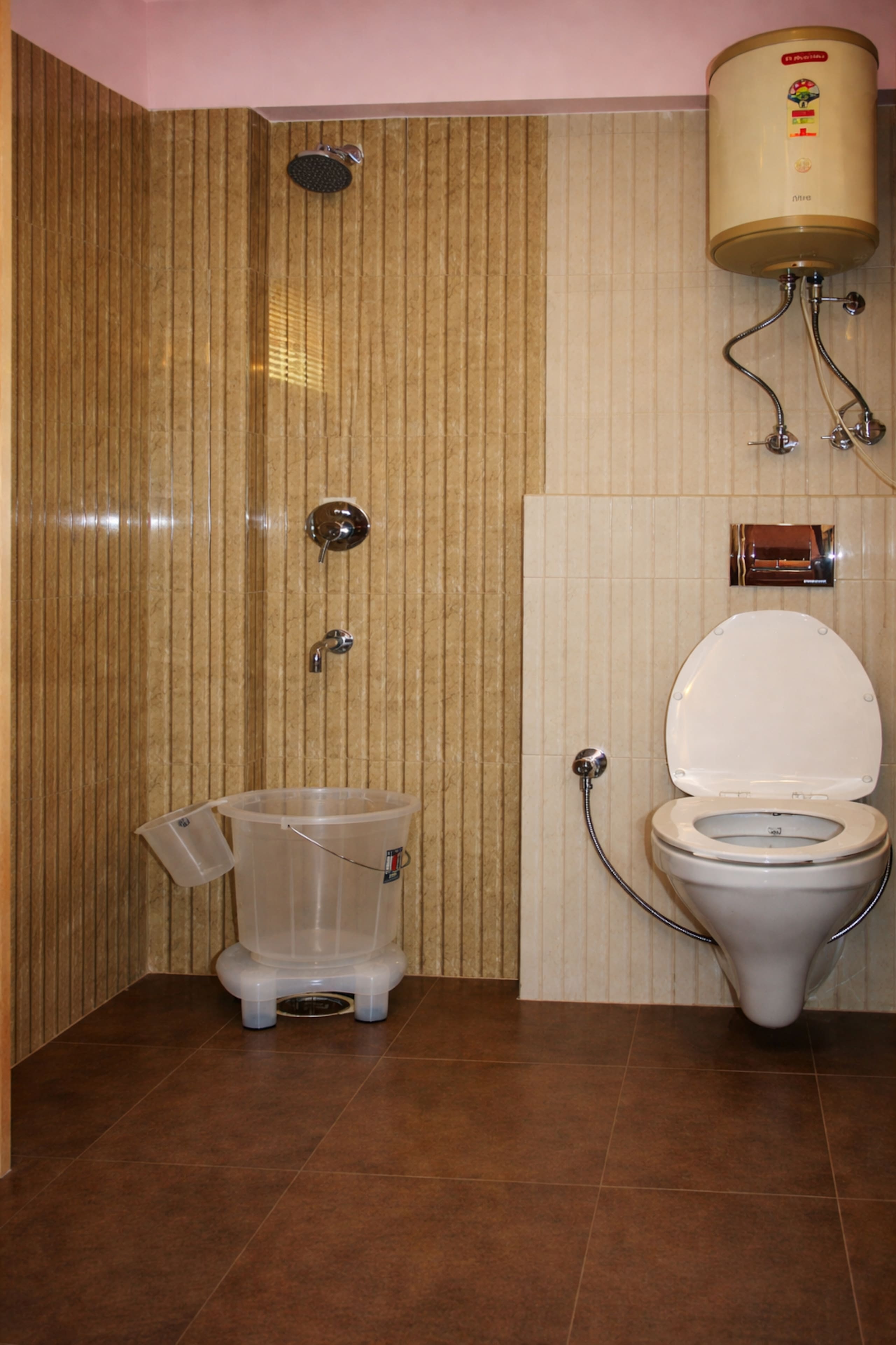 In Manali 3 Rooms With Kitchen - Tap to explore photos