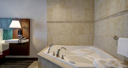 Hampton Inn & Suites by Hilton - Guelph Room Type - WHIRLPOOL SUITE KING BED-N