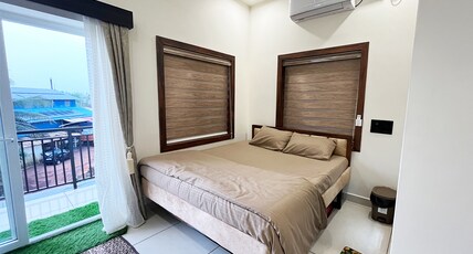 Royal Classic Homestay Room Type - Deluxe Dual Bedroom Suite with sunset deck