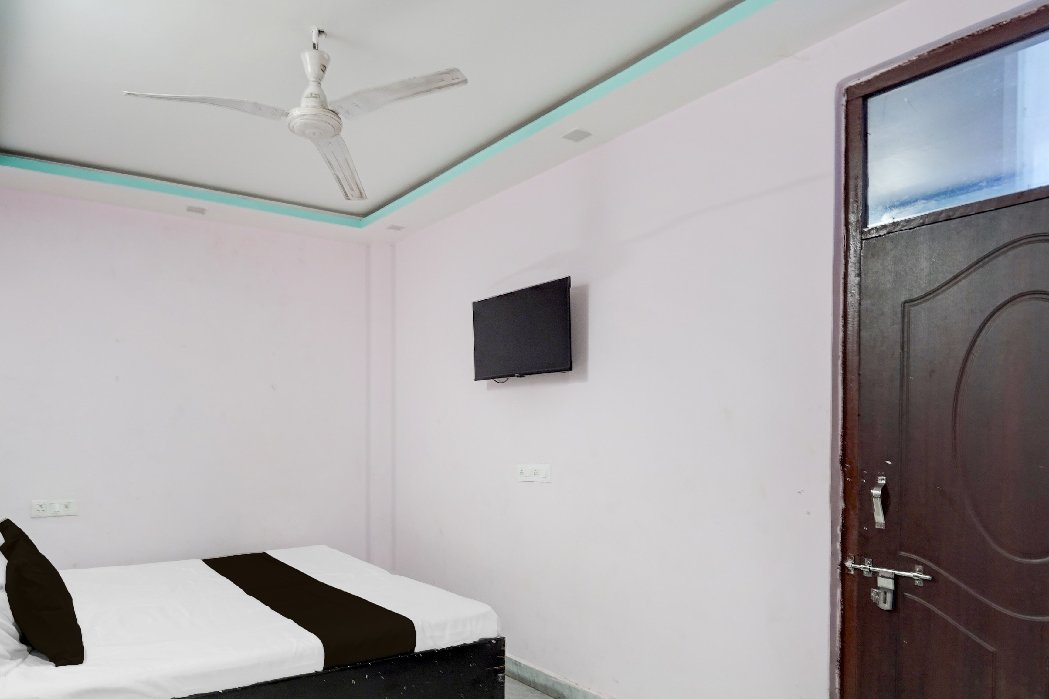 SPOT ON New Shukla Hotel - Tap to explore photos