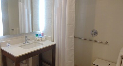 Holiday Inn Express & Suites Wapakoneta, an IHG Hotel Room Type - 1 Queen Communication Mobility Accessible Rollin Shower