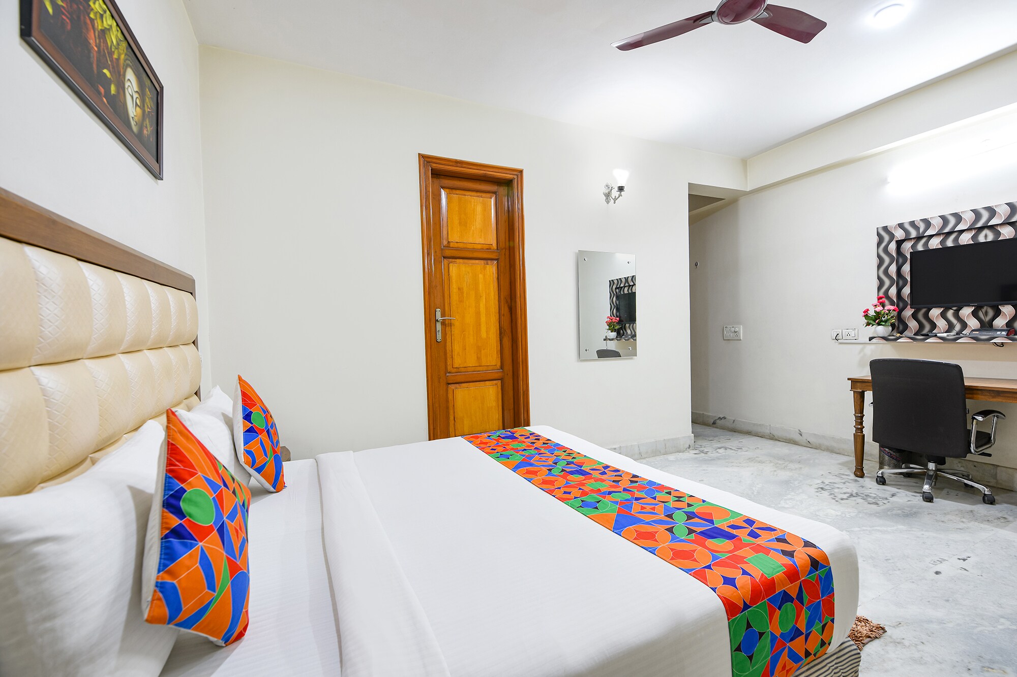FabHotel The Lalit Vibes - Nr. DLF Phase 2 & MG Road Metro - Tap to explore photos