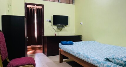 Ashirwad Homestay Room Type - Non AC Queen Bed (2 person)