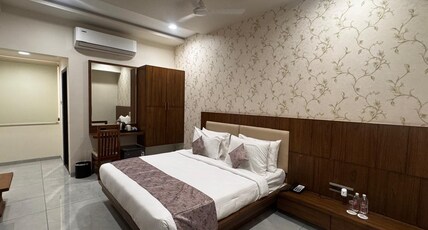 Pam Premium Hotel Vadodara Room Type - Grand Room