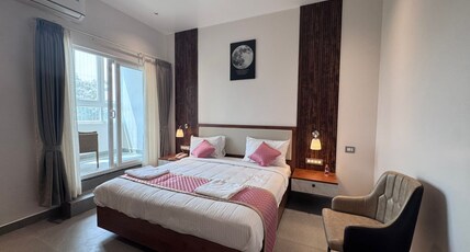 V Stay Room Type - Standard Room with King Bed and Balcony