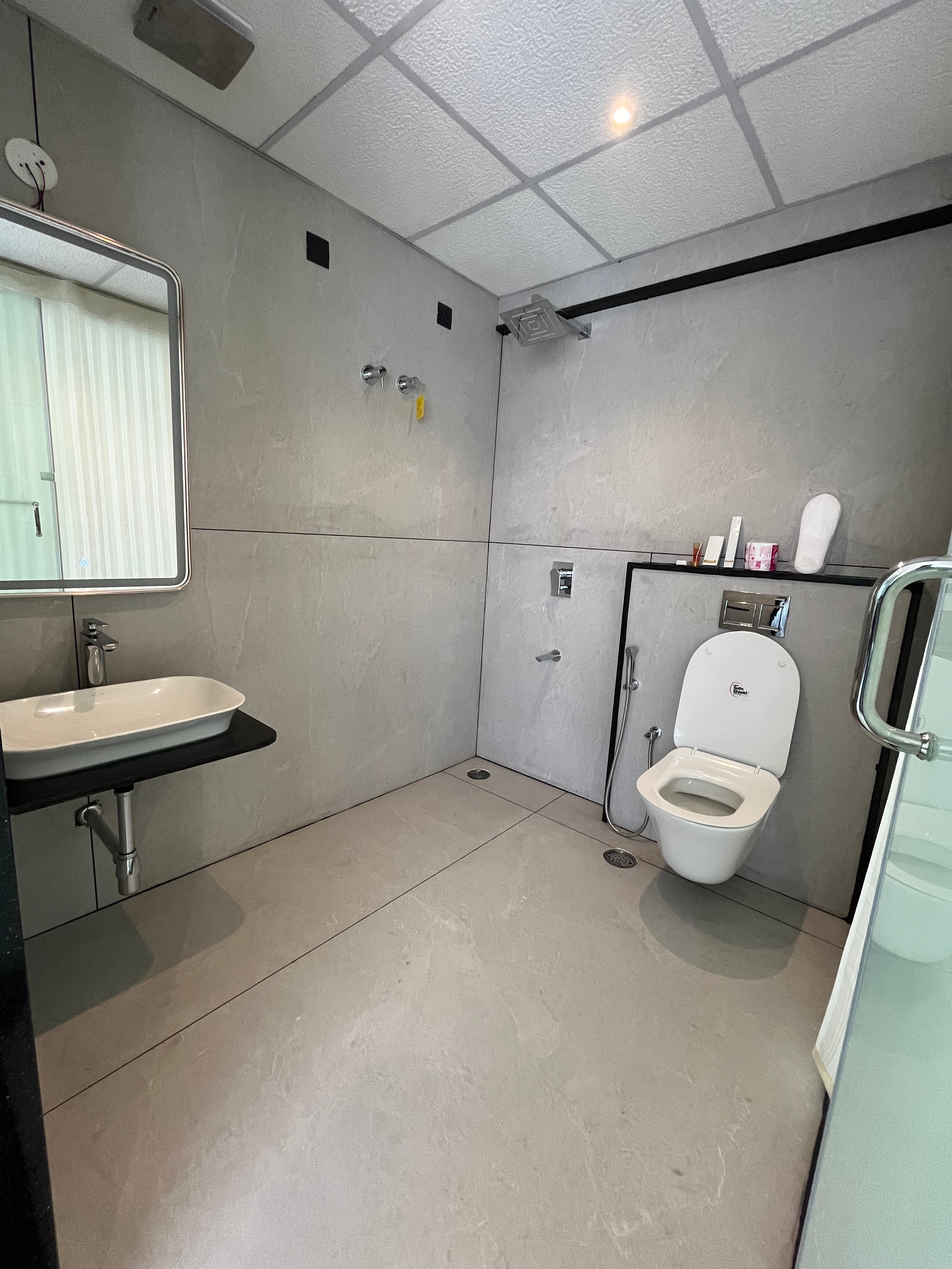 Rooftop Studio Flat walkable from ITC Infotech - Tap to explore photos