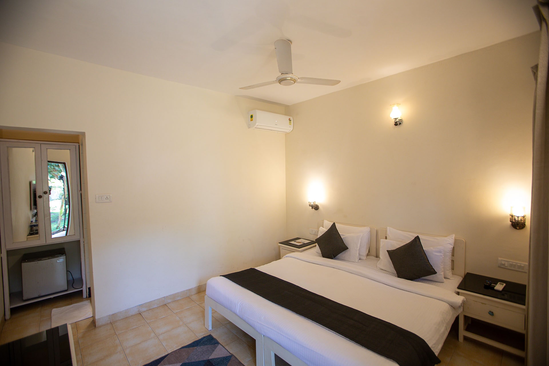 La Vaiencia beach resort - Tap to explore photos