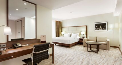 DoubleTree By Hilton Hotel & Conference Centre Warsaw Room Type - KING DELUXE ROOM