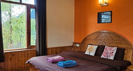 Hills and Hush BnB Room Type - Bedroom with Mountain View