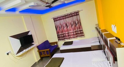 S R GUEST HOUSE Room Type - Deluxe Triple Room AC