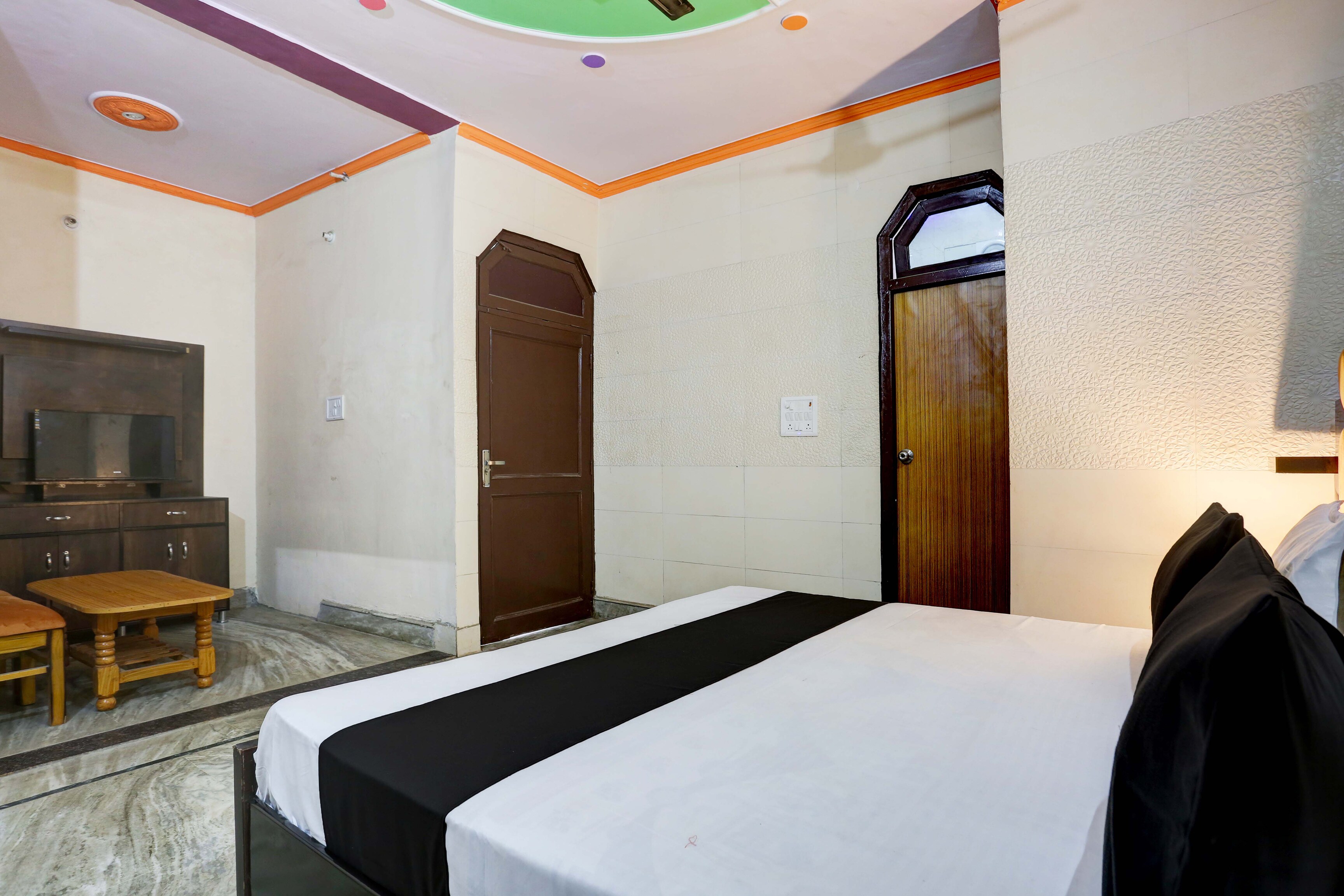 Hotel O White Diamond - Tap to explore photos