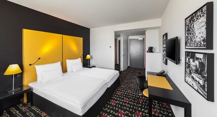 Holiday Inn Munich- Westpark Room Type - 2 Twin Standard Garden View Minifridge