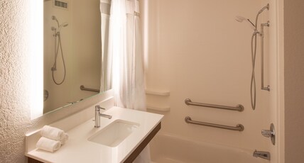 Holiday Inn Express & Suites Worthington, an IHG Hotel Room Type - 1 King Bed Stndrd Comm Access Roll Shwr