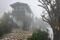 Cloud Crest Homestay Rooms in a Villa