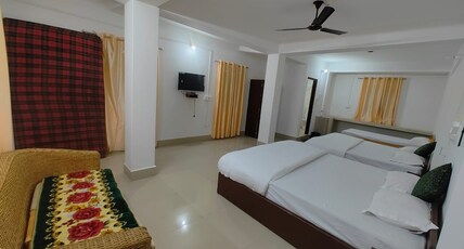 Travellers Hostel Dirang Room Type - Super Deluxe Room with Three Double Beds
