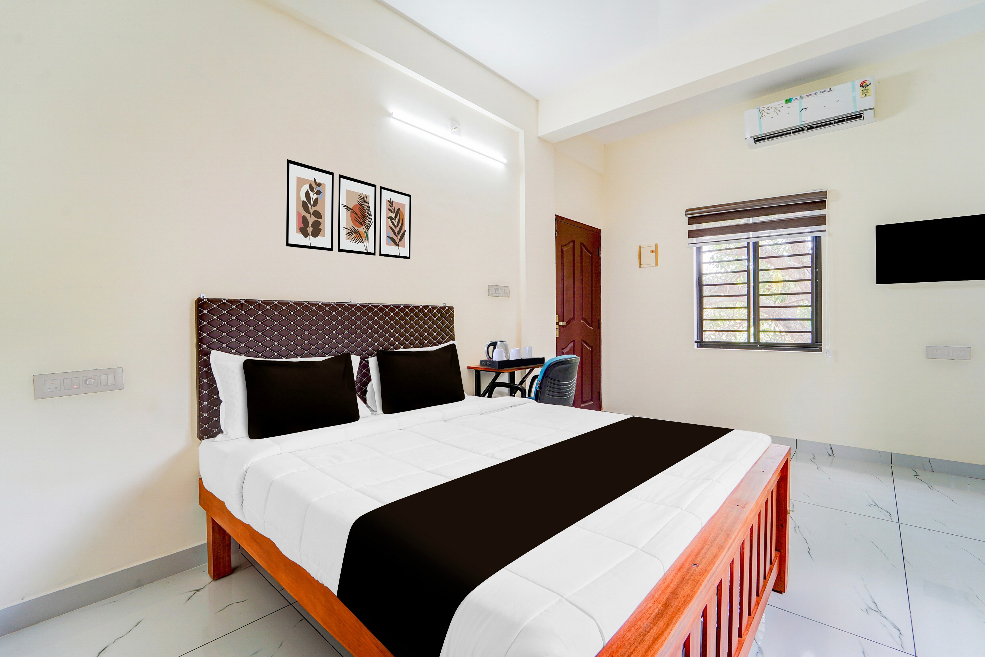 Super Hotel O HMT Colony Kochi Formerly Pullans Arcade - Tap to explore photos