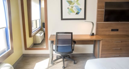 Holiday Inn Express Easton, an IHG Hotel Room Type - 1 King Standard Access Shwr