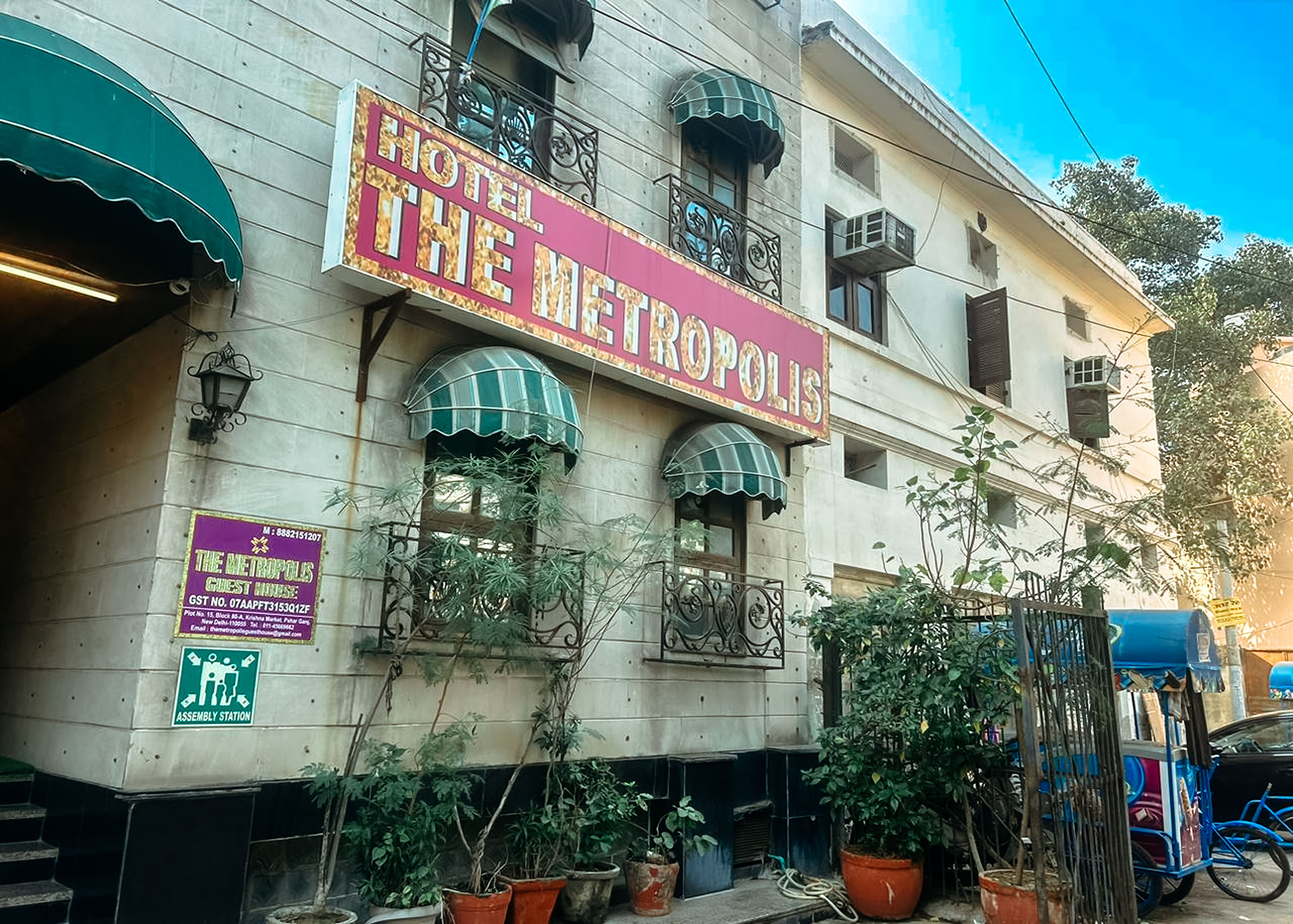 Metropolis Guest House - Tap to explore photos