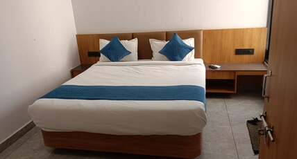 Hotel Dwarkesh homely stay Room Type - Deluxe dubble room