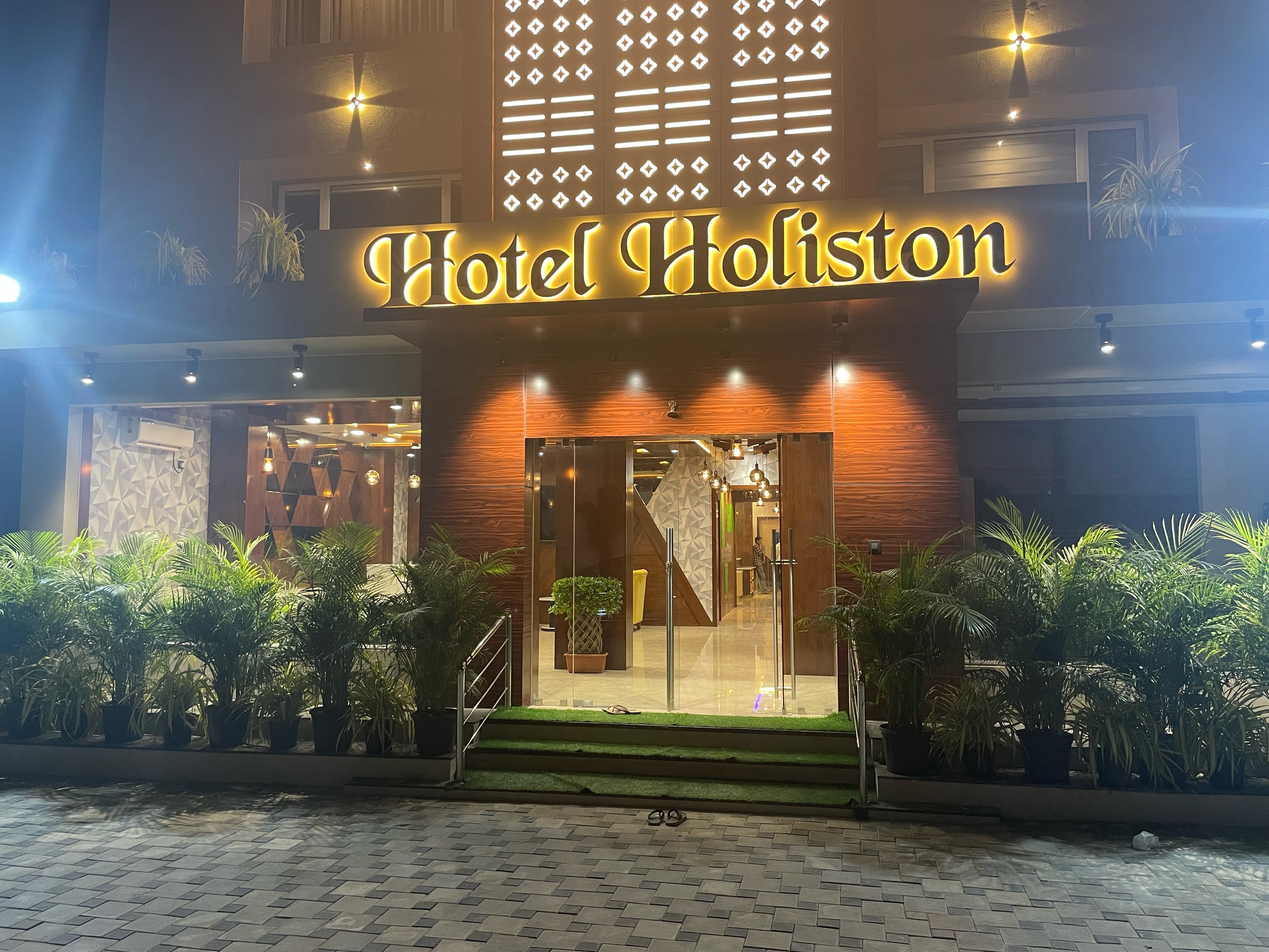 Hotel Holiston - Tap to explore photos