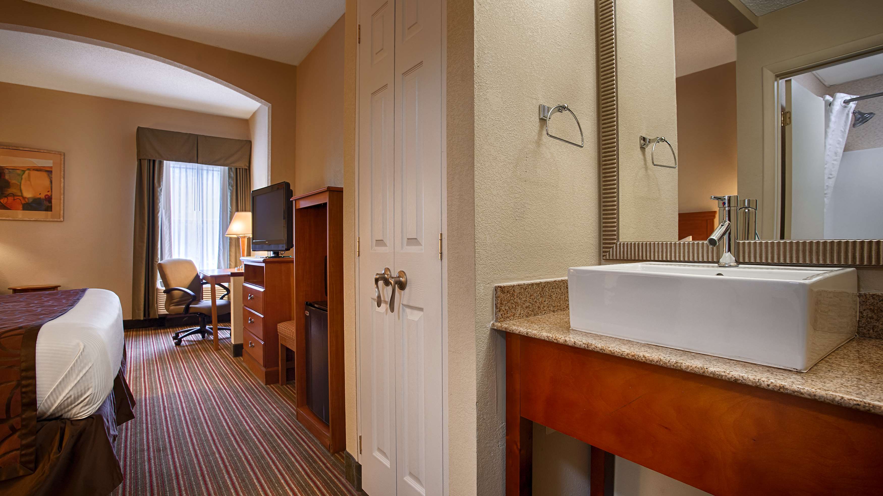 BEST WESTERN PLUS EDISON INN - Tap to explore photos