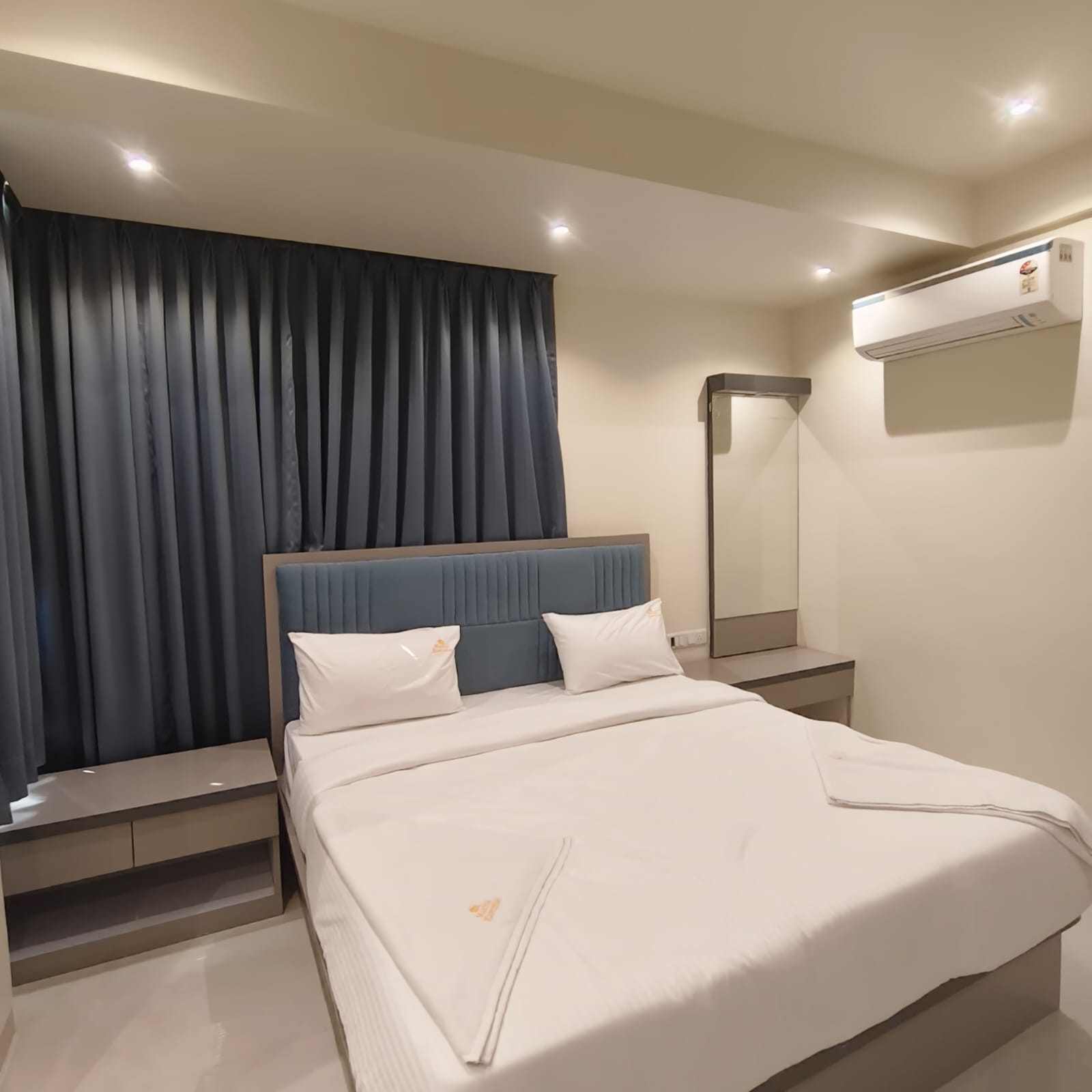 Marina Executive Rooms - Tap to explore photos