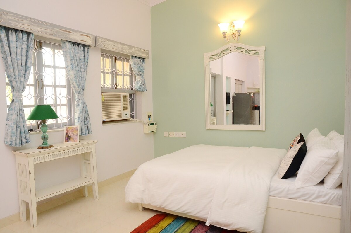 Casa Sea-Esta, Beach view studio apt in Dona Paula - Tap to explore photos