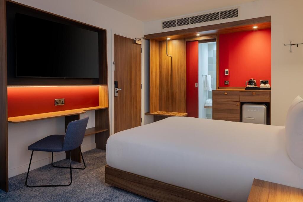 Hampton by Hilton London Waterloo - Tap to explore photos