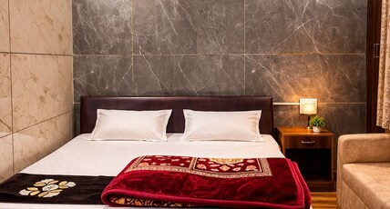 HOTEL SUNRAHI Room Type - Deluxe room