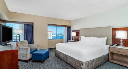 Crowne Plaza Los Angeles Harbor Hotel Room Type - 1 King Bed Junior Suite Harbour View