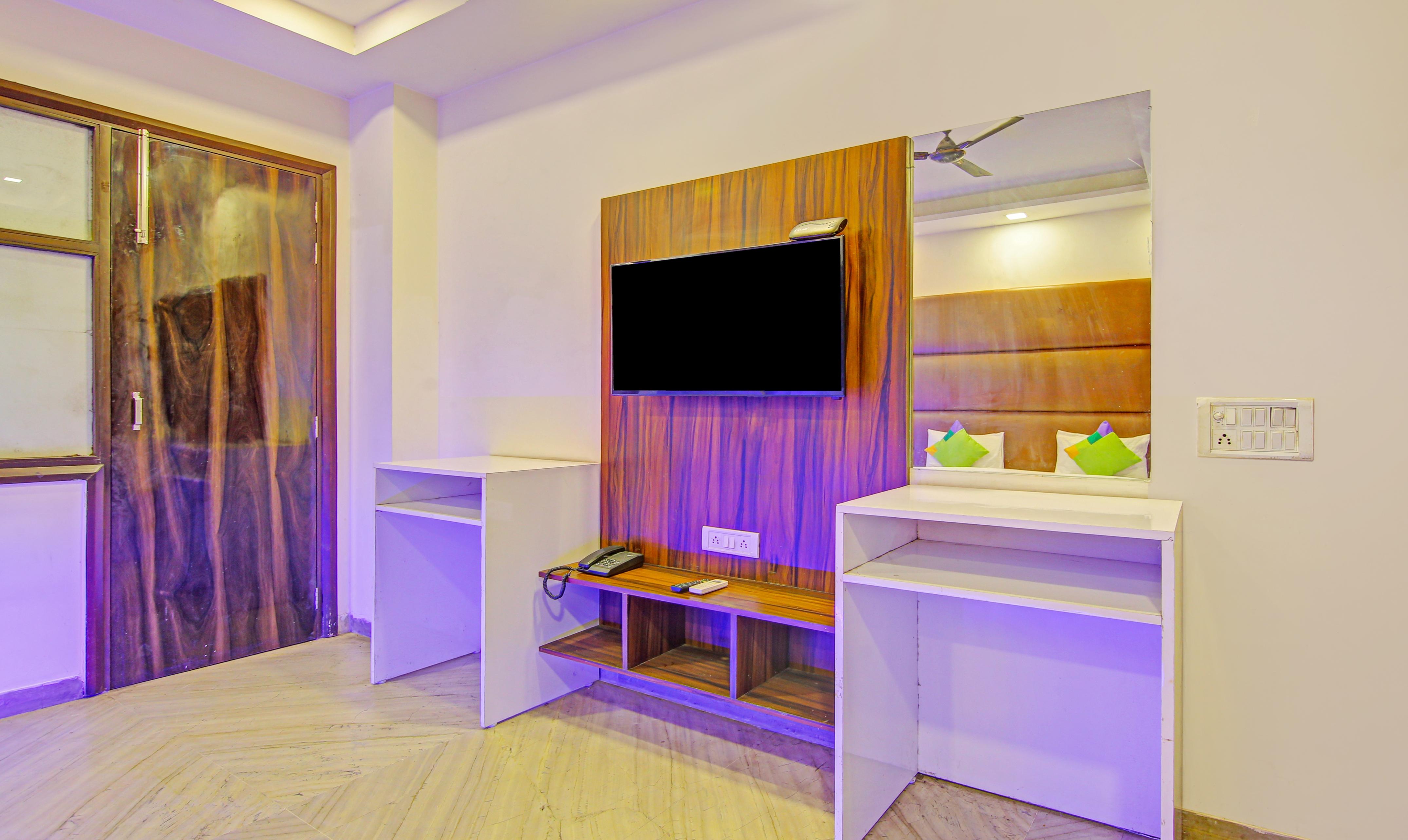 Itsy Hotels Prime Stay - Tap to explore photos