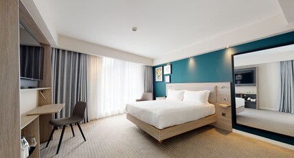 Hampton by Hilton Manchester Northern Quarter Room Type - QUEEN ROOM WITH CITY VIEW Hampton by Hilton Manchester Northern Quarter Room Type - QUEEN ROOM WITH CITY VIEW