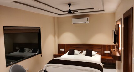 Nandvilas Hotel Room Type - Deluxe King Bed Room with Mountain View