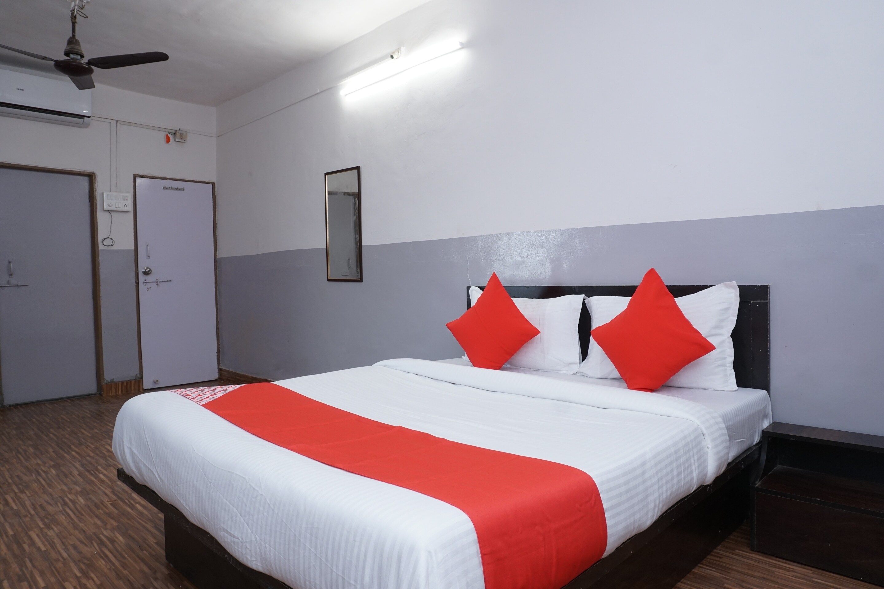 Hotel O Laxmi Lodge New - Tap to explore photos